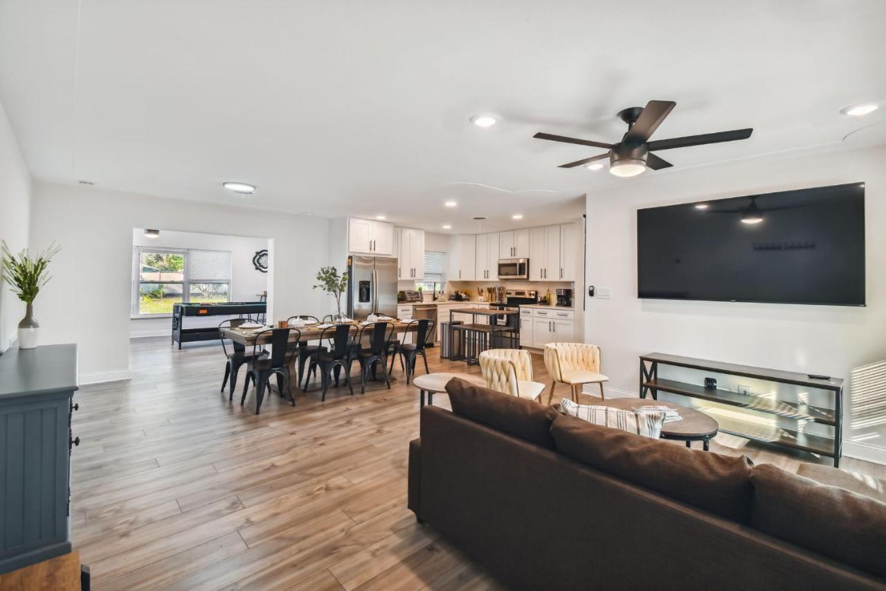 Plush Sheets, Games!, Huge Backyard, Massage Chair * Tampa